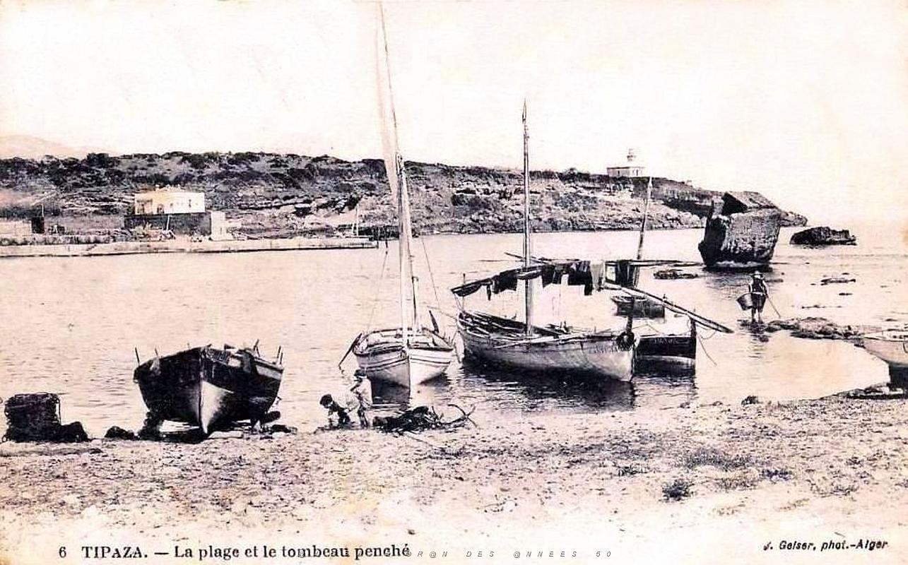 126- TIPAZA - La plage et le tombeau penche.jpg